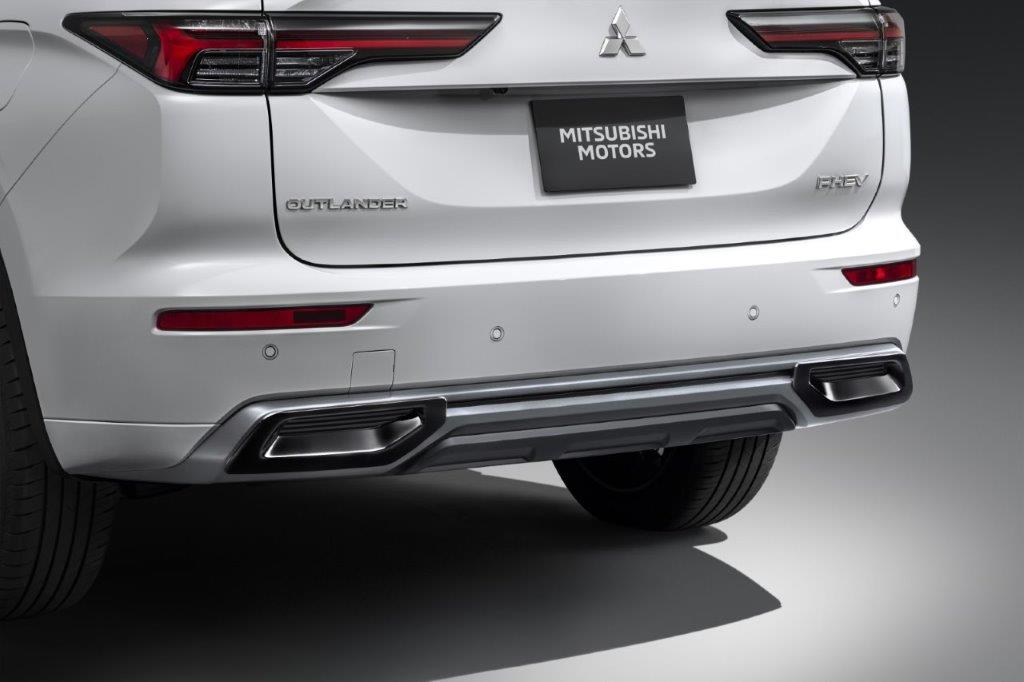 REAR BUMPER GARNISH GLOSS BLACK