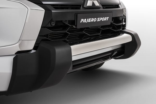 Pajero Spoert NUDGE BAR - POLISHED